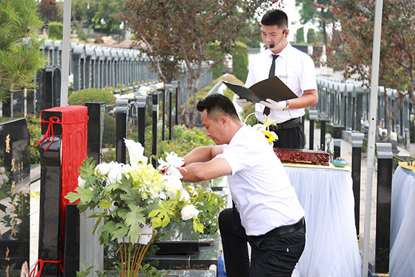 沈阳墓地庄严的安葬仪式承载着对逝者的怀念和敬意！