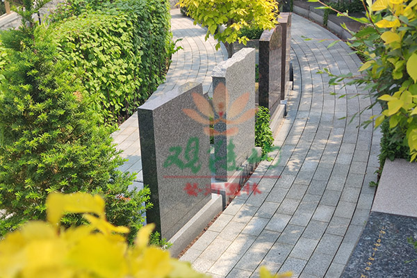 在沈阳墓地下葬前如何准备逝者的寿衣与骨灰盒？