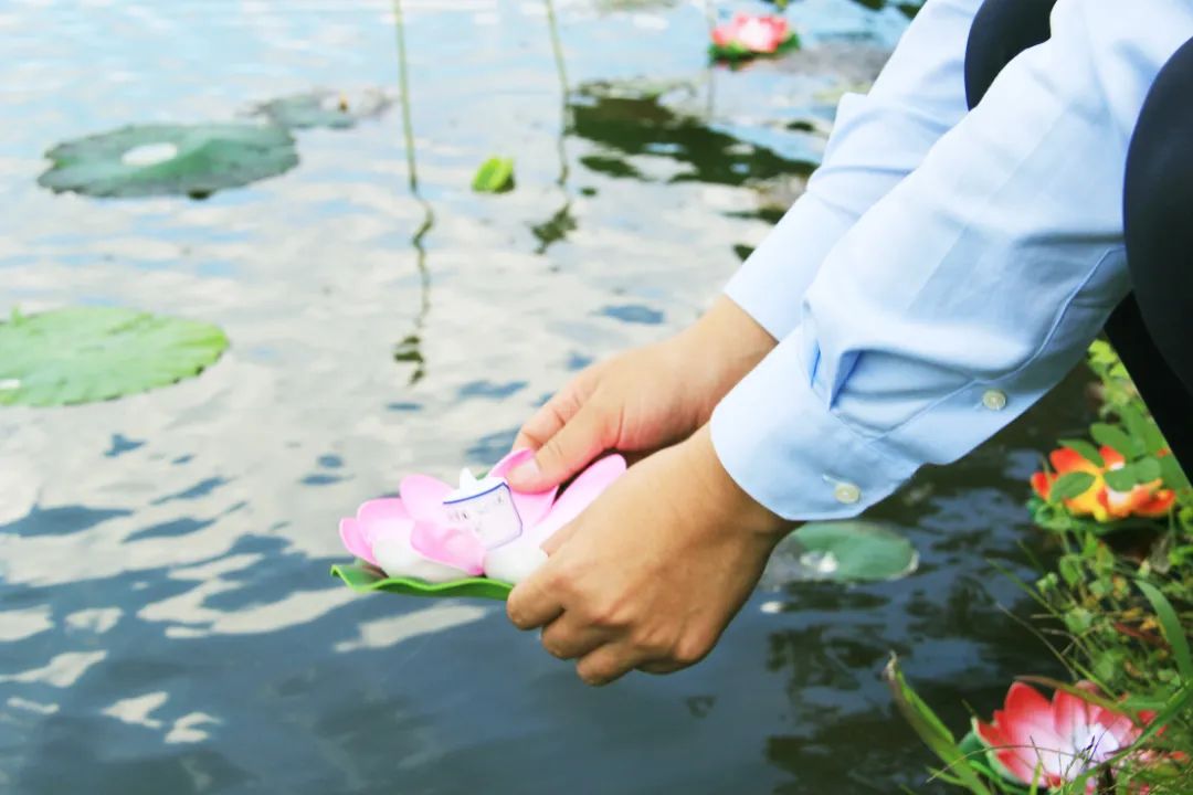 在沈阳墓园中选择墓地时，有哪些具体的因素需要考虑？